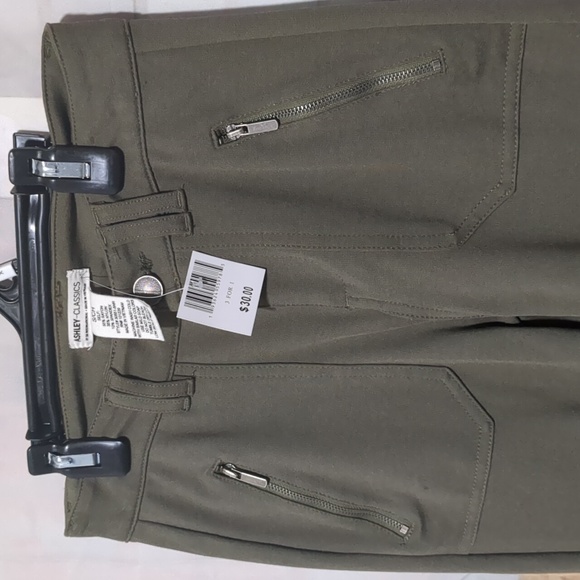 Ashley-Classics - Picture 3 of 4